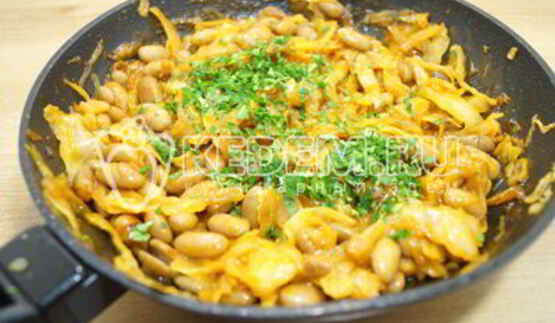 тушеная капуста с фасолью