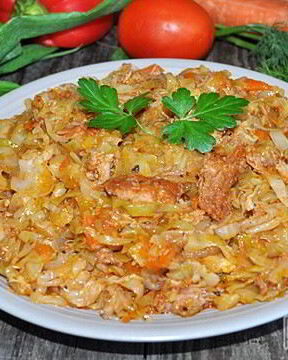 Тушеная капуста с тушенкой