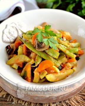 Тушеные кабачки с фасолью