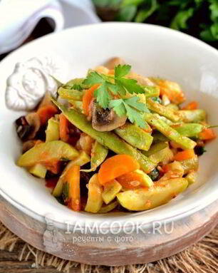 Тушеные кабачки с фасолью