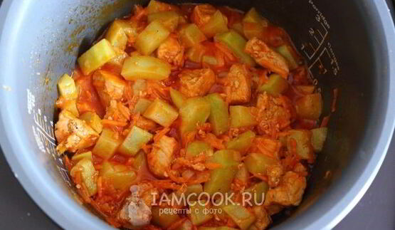 тушеные кабачки с мясом в мультиварке