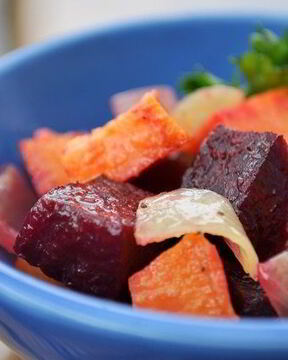 Запеченная свекла с морковкой и луком