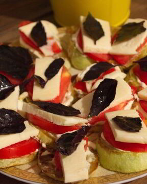 Жареные кабачки с помидорами и сыром