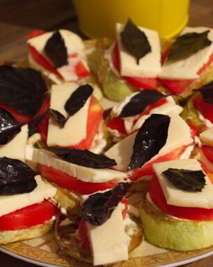 Жареные кабачки с помидорами и сыром