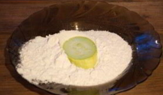 жареные кабачки с помидорами и сыром