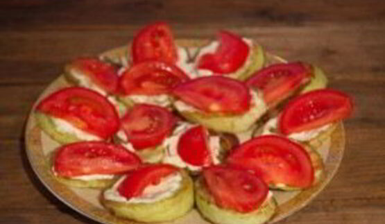 жареные кабачки с помидорами и сыром