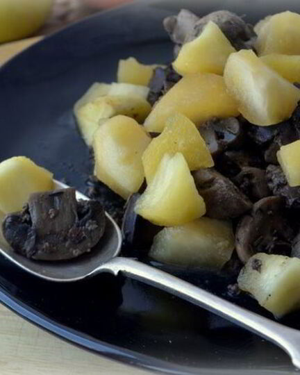 Рецепт ароматной куриной печенки с грибами и яблочным чатни