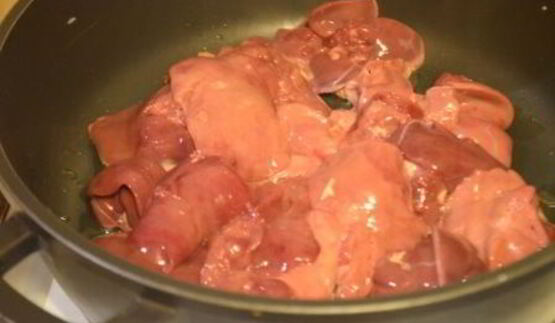 ароматная куриная печенка с грибами и яблочным чатни