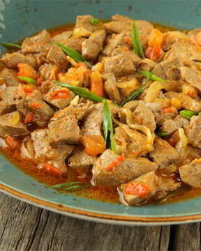 Баранья печень с овощами