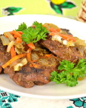 Говяжья печень с луком и морковью в мультиварке