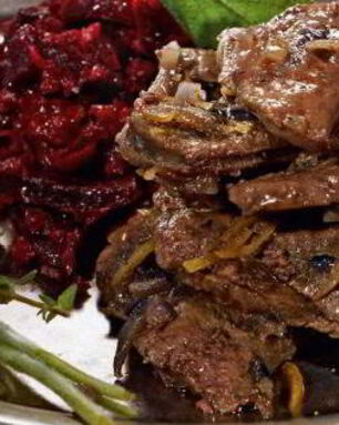 Говяжья печенка с красным луком