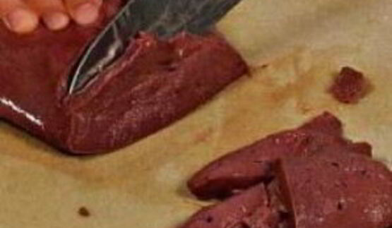 говяжья печенка с красным луком