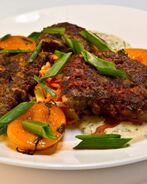 Хрустящая говяжья печень с пряными персиками