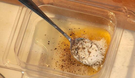 хрустящая говяжья печень с пряными персиками