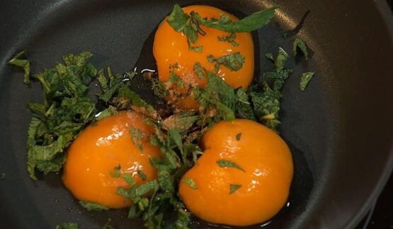 хрустящая говяжья печень с пряными персиками