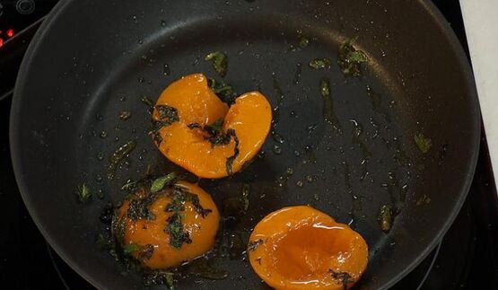 хрустящая говяжья печень с пряными персиками