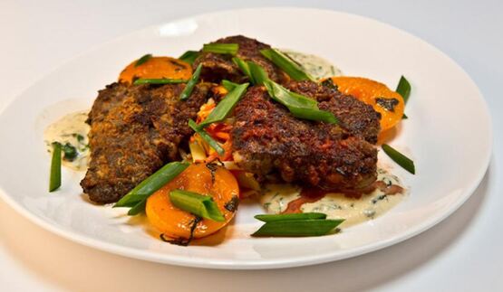 хрустящая говяжья печень с пряными персиками