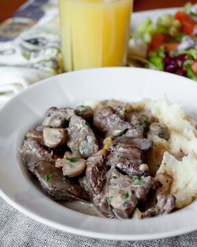 Куриная печень с грибами в сливочном соусе