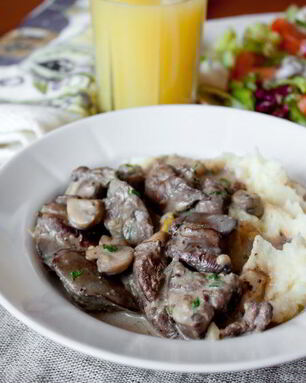 Куриная печень с грибами в сливочном соусе