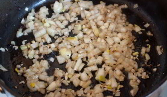 куриная печень с грибами в сливочном соусе