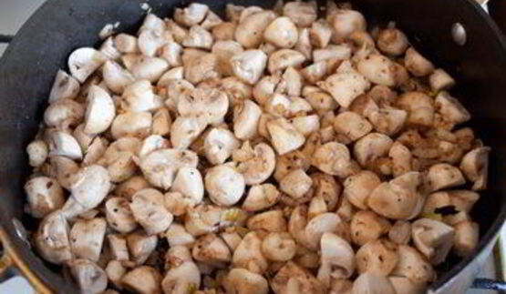 куриная печень с грибами в сливочном соусе