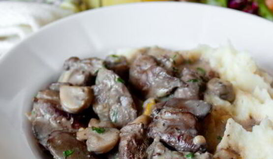 куриная печень с грибами в сливочном соусе