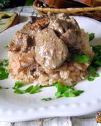 Куриная печень с лисичками в сметанном соусе