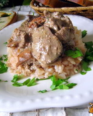 Куриная печень с лисичками в сметанном соусе