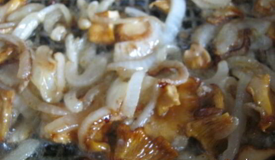 куриная печень с лисичками в сметанном соусе