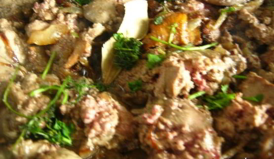 куриная печень с лисичками в сметанном соусе