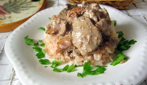 куриная печень с лисичками в сметанном соусе