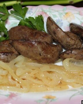 Куриная печень с луком и белым вином