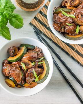 Куриная печень с овощами в азиатском соусе