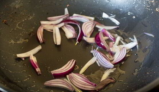 куриная печень с овощами в азиатском соусе