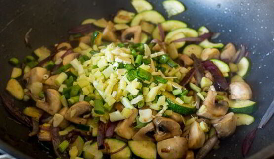 куриная печень с овощами в азиатском соусе