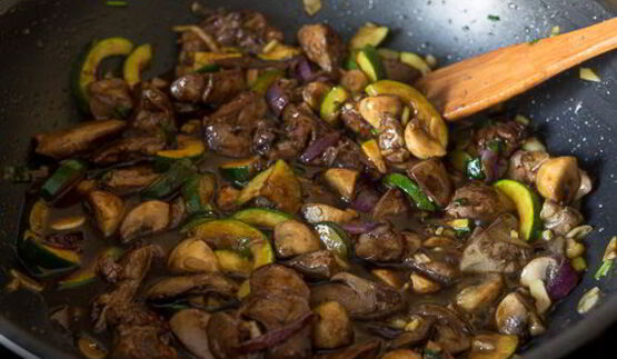 куриная печень с овощами в азиатском соусе