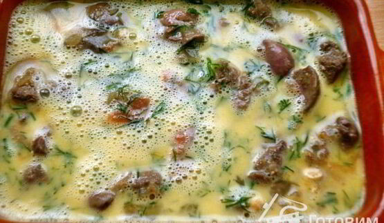 куриная печень с помидорами в омлете