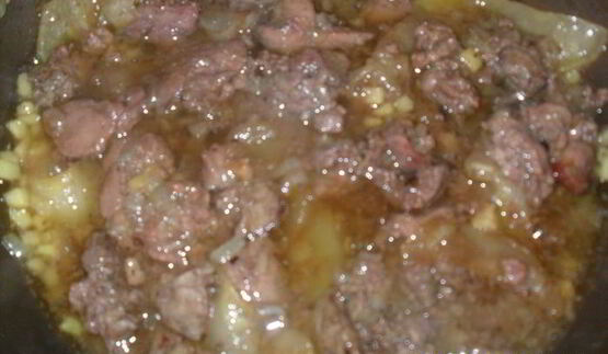 куриная печень с яблочно-имбирным соусом