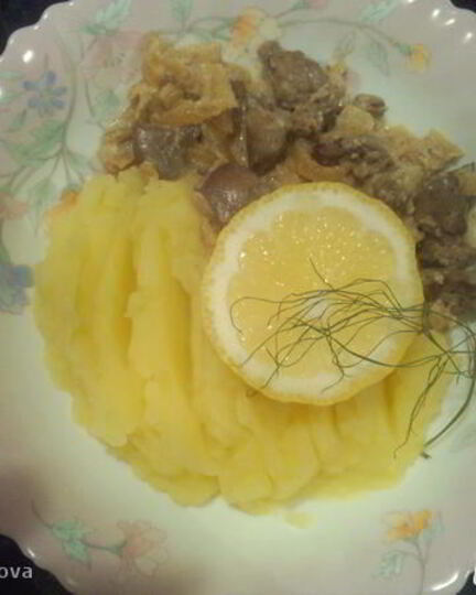 Рецепт куриной печени с яблоками под сметаной