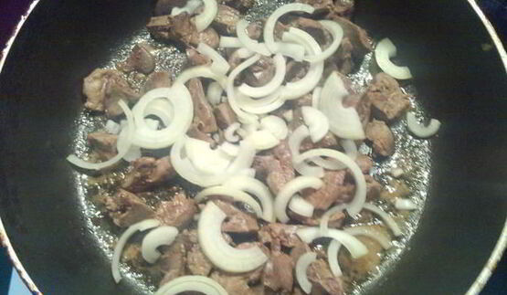 куриная печень с яблоками под сметаной