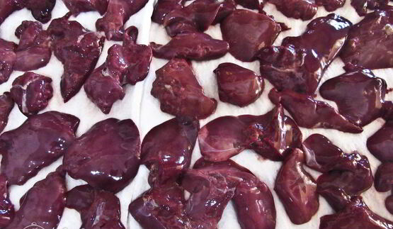 куриная печень с зеленым горошком