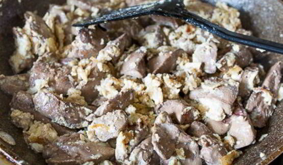 куриная печень, жареная с яйцом