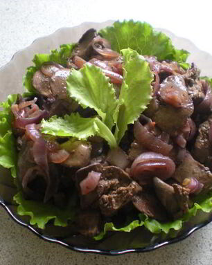 Куриная печенка с красным луком в красном вине