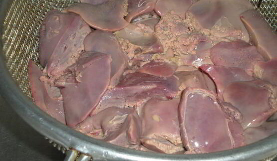 куриная печенка с красным луком в красном вине