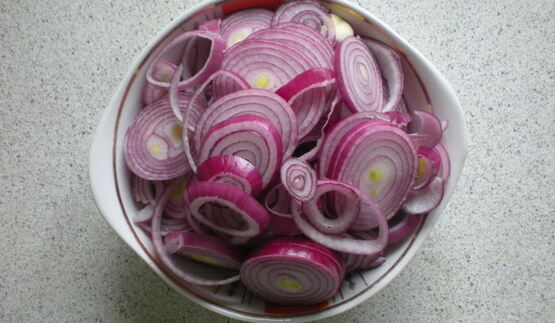 куриная печенка с красным луком в красном вине