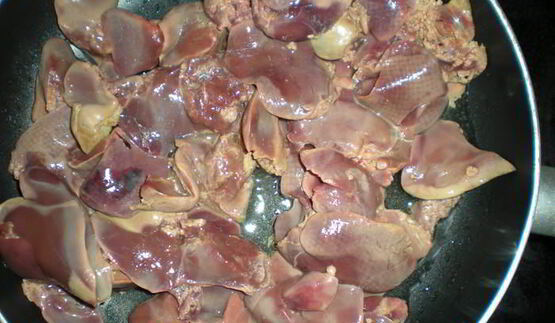 куриная печенка с красным луком в красном вине