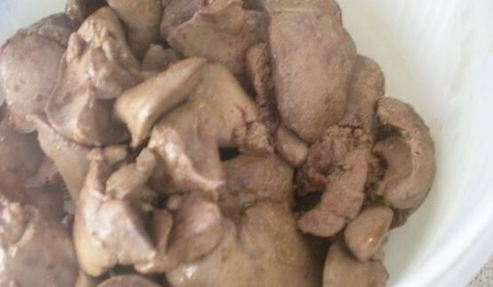 куриная печенка с красным луком в красном вине