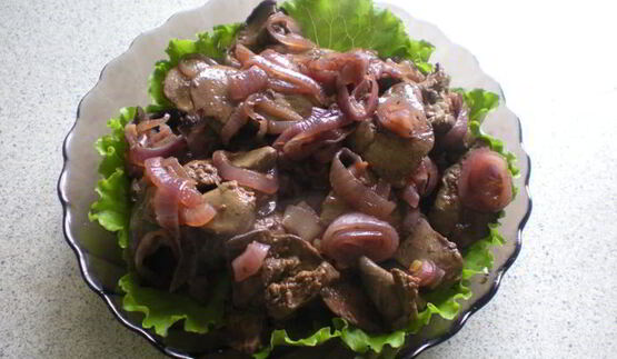 куриная печенка с красным луком в красном вине