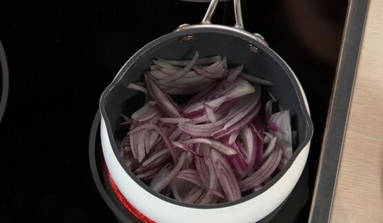 куриная печенка с медовым луком и пюре из зеленого горошка