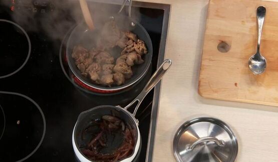 куриная печенка с медовым луком и пюре из зеленого горошка
